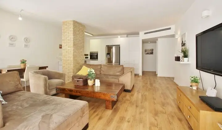 Amazing 3 Bedroom Garden Apartment near Gordon Beach - Oda
