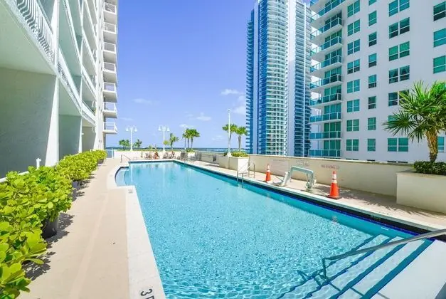 Amazing 3 BR Apartment At Brickell - Havuz
