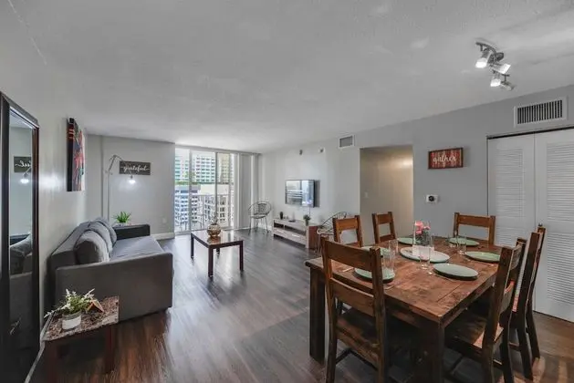 Amazing 3 BR Apartment At Brickell - Yerinde Yemek