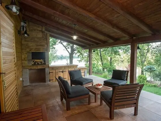 Amazing Chalet with Private Garden, Hot Tub, Sauna, Great Location by the River
