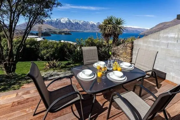 Amazing Lake View Spacious Townhouse with Parking