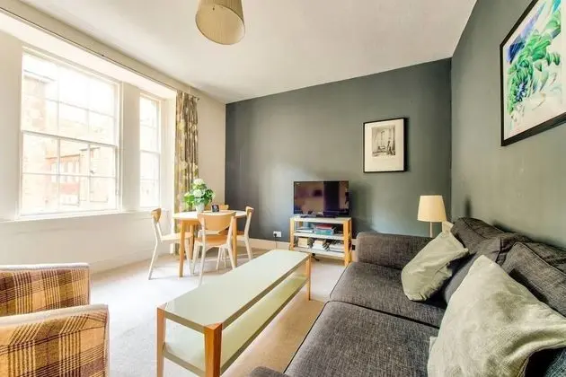 Amazing Location! - Lovely Rose St Apt in New Town