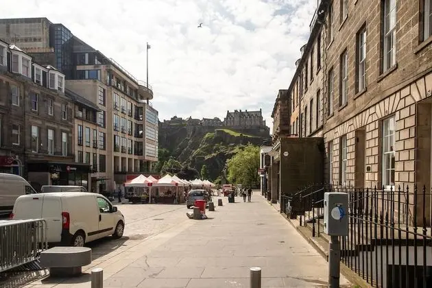Amazing Location! - Lovely Rose St Apt in New Town