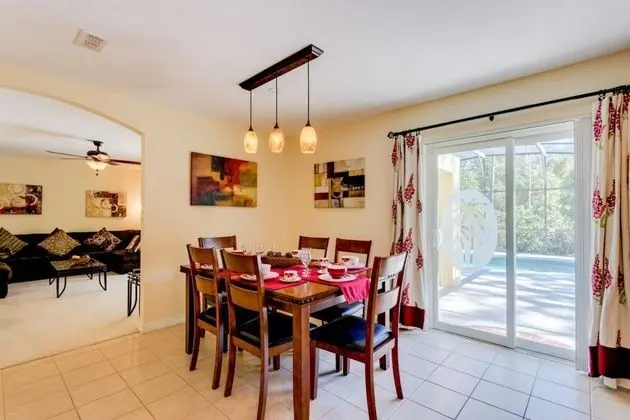 Amazing Modern 5 bed Villa With South Facing Pool Overlooking Conservation and Woodland - Mutfak