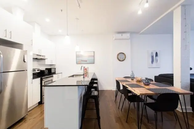 Amazing Plateau Loft Steps Away From Mount-royal