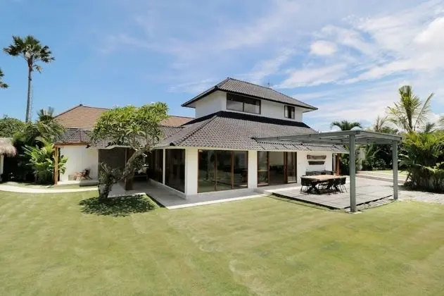 Amazing Villa With Pool and Huge Lawn