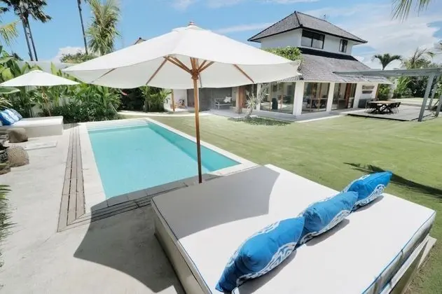 Amazing Villa With Pool and Huge Lawn - Dış Mekan