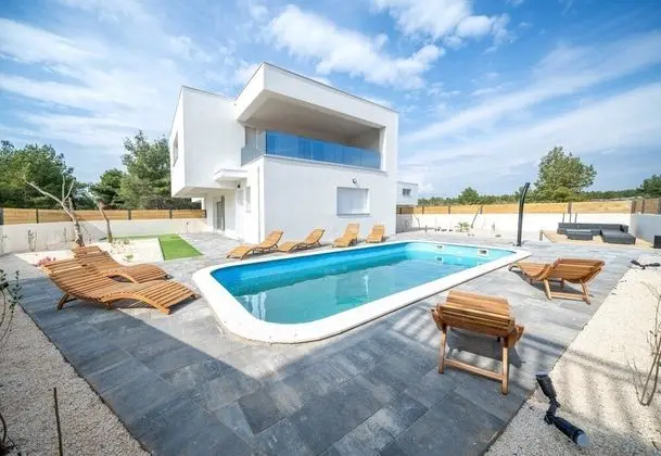 Amazing Pool Villa Nika