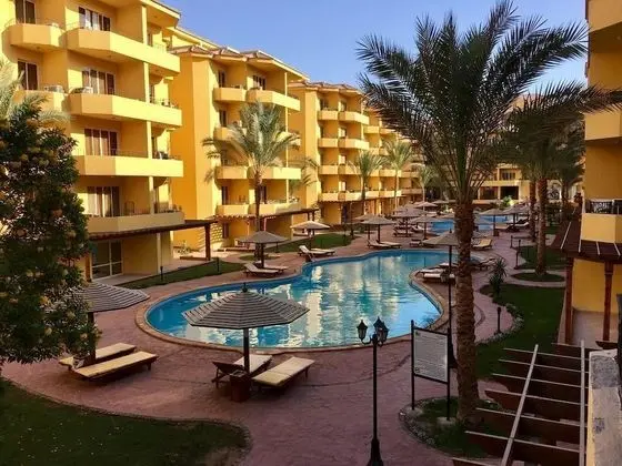 Amazing Pool View 2 BDR at British Resort