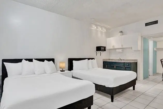 Amazing Studio/1bath, Hallandale Beach, Outdoor Pool & Free Parking!
