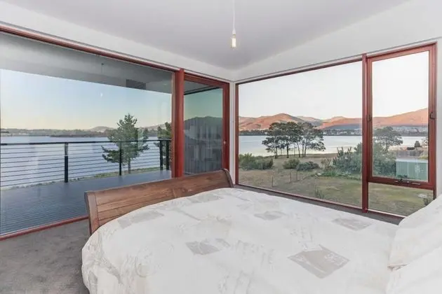 Amazing Unique Five-Star Waterfront Retreat - Oda