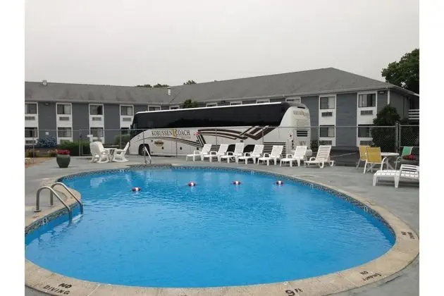 Ambassador Inn Suites - Havuz