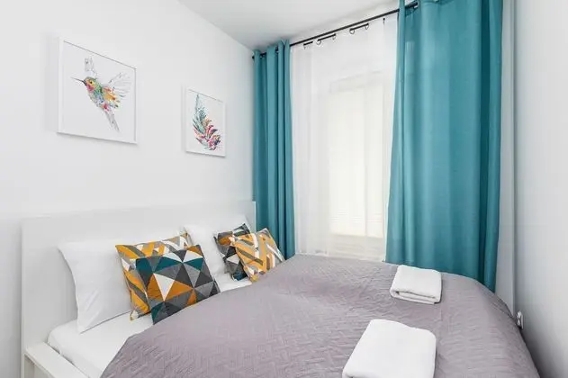 Amber Estate II by Renters - Öne Çıkan Resim
