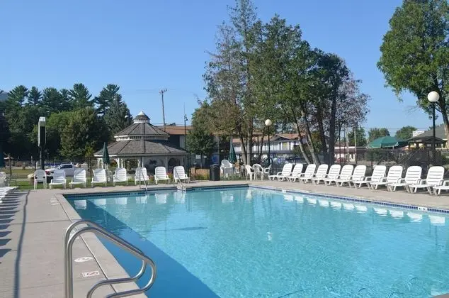 Amber's Inn & Suites - Havuz