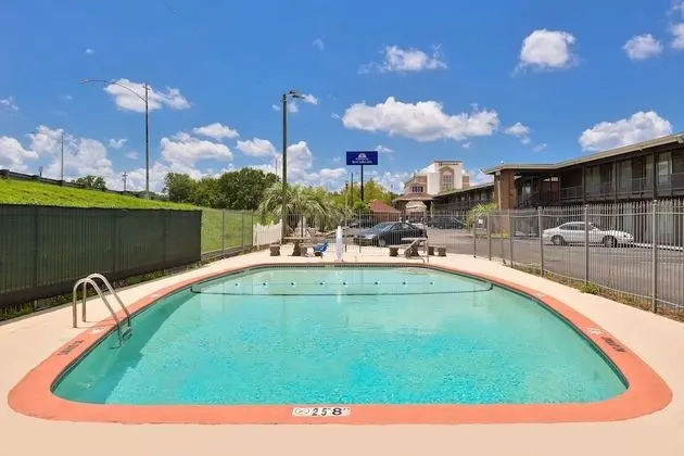 Americas Best Value Inn Augusta Historic Downtown - Havuz