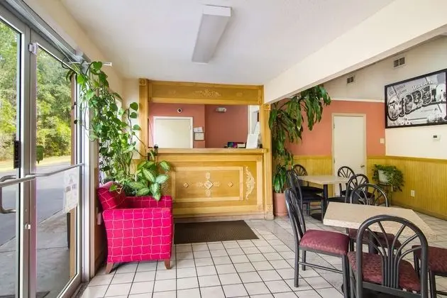 Americas Best Value Inn Darien - Lobi