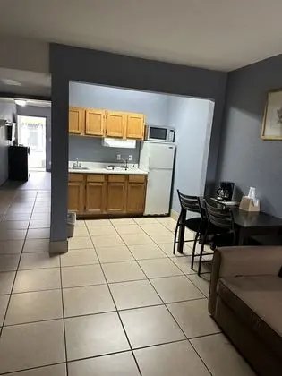 Americas Best Value Inn and Suites Groves - Mutfak
