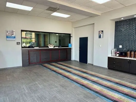 Americas Best Value Inn And Suites Memphis East - Lobi