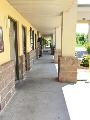 Americas Best Value Inn and Suites University Avenue