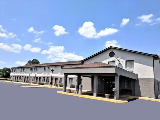 Americas Best Value Inn-West Frankfort - 1