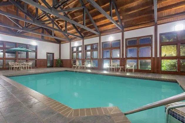AmericInn By Wyndham Black River Falls - Havuz