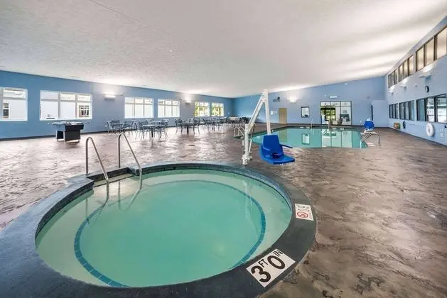 AmericInn by Wyndham Green Bay Near Stadium - Havuz