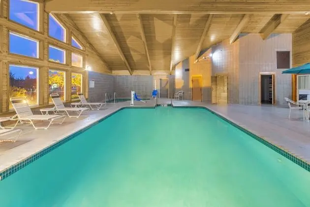 AmericInn by Wyndham Rhinelander - Havuz