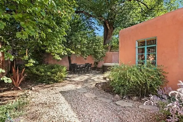 Amor - Historic Adobe in the Heart of The Railyard and Downtown Santa Fe, Hot Tub