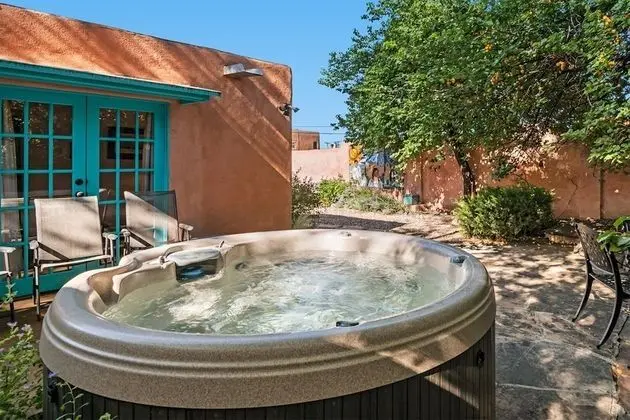 Amor - Historic Adobe in the Heart of The Railyard and Downtown Santa Fe, Hot Tub - Spa