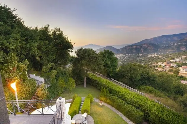 Amore Rentals - Villa La Ventana With Private Swimming Pool Garden Jacuzzi Sea View and Parking
