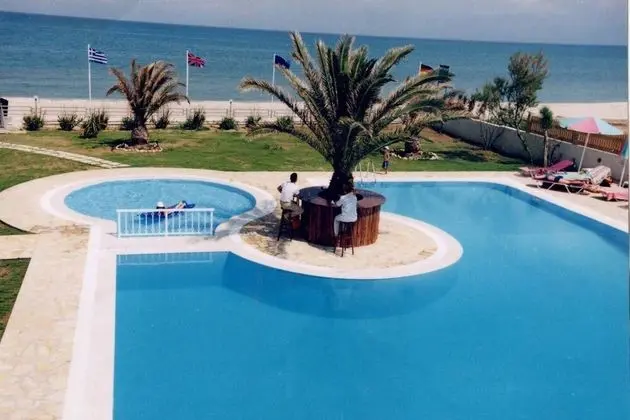 Villa Amorossa Beachfront 3 Bedroom in Roda - Havuz