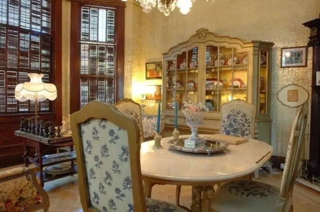 Amsterdam's Curry Mansion Inn