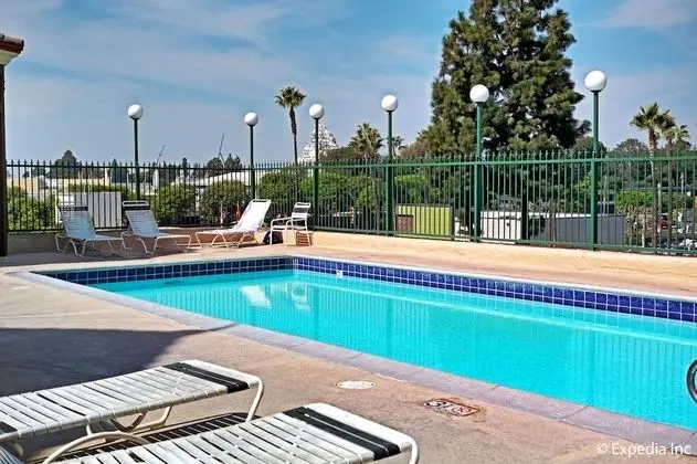 Anaheim Camelot Inn & Suites