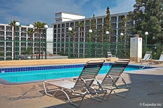 Anaheim Camelot Inn & Suites - Havuz