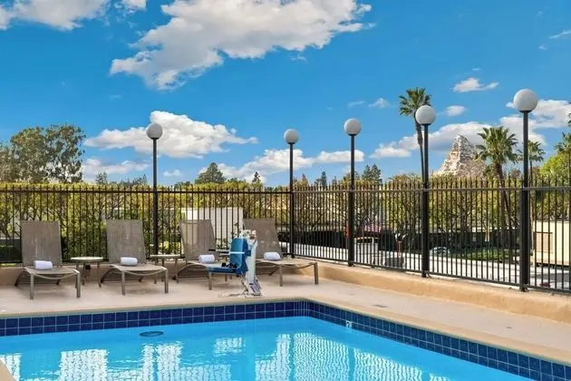 Anaheim Camelot Inn & Suites - Havuz