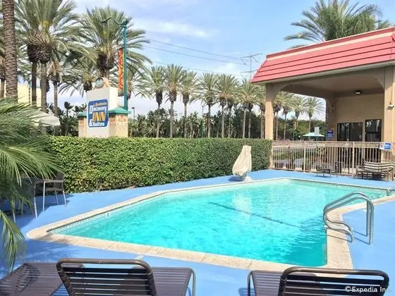 Anaheim Discovery Inn & Suites - Havuz