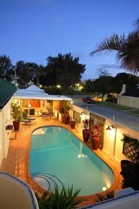 Anchorage Guest House - Havuz