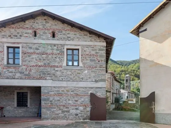 Ancient Farmhouse With Private Heated hot tub and Pool