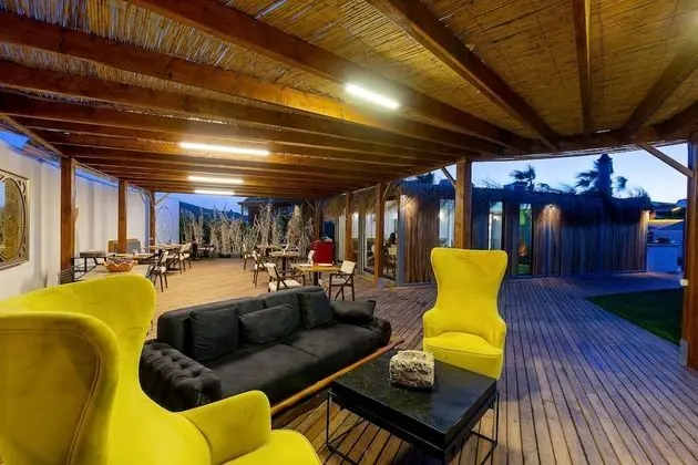 Anda Beach Bistro & Rooms - Lobi