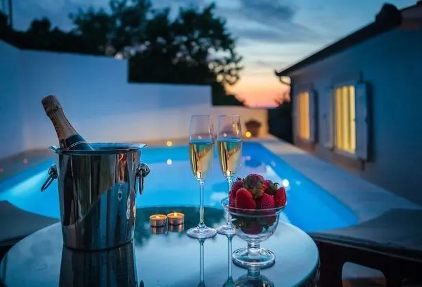 Andre - Swimming Pool - H