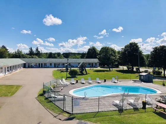 Anne Shirley Motel & Cottages - Havuz