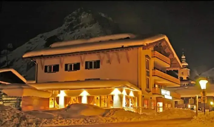 Anthonys Alpin Hotel - Dış Mekan