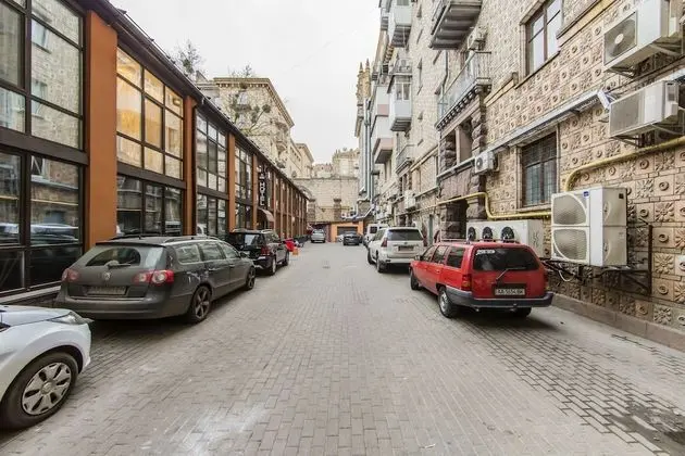 Antique Art Apartment at Khreschatyk - Dış Mekan
