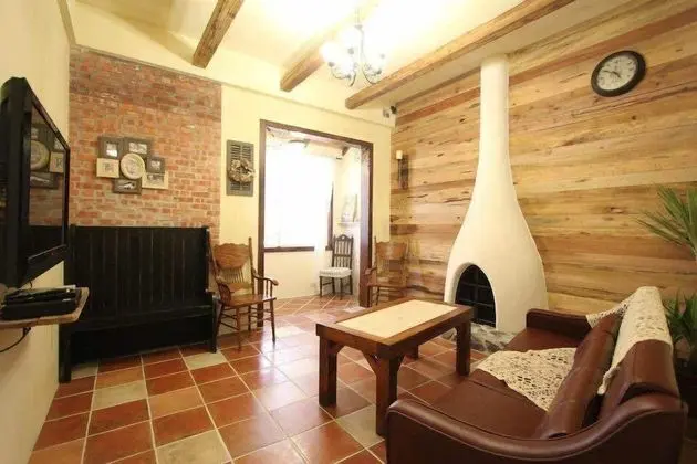 Antique's home