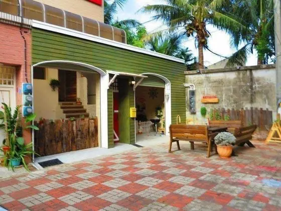 Antique's home