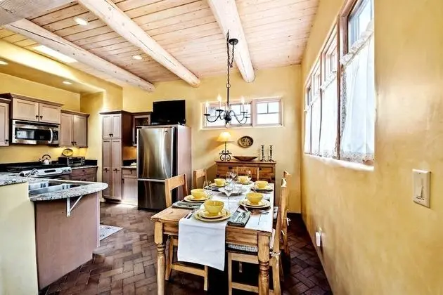 Antonia - Stylish Retreat, Blocks From Galleries and Restaurants of Canyon Rd. and The Plaza - Mutfak