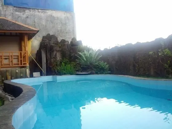 Villa Anvil Cipanas 4 Bedroom for 25 pax - Havuz