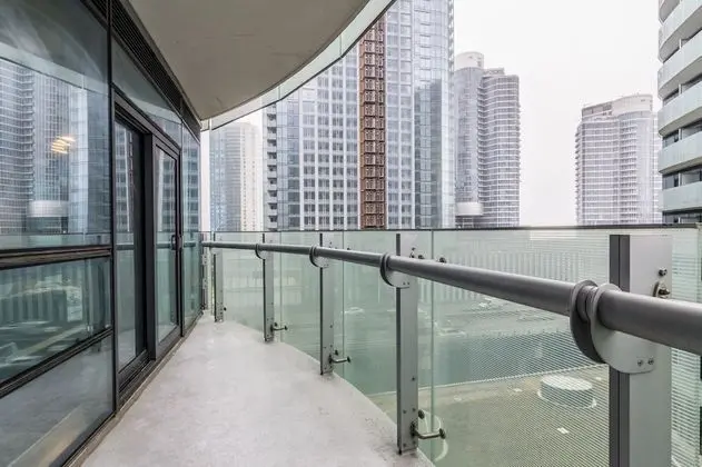 AOC Suites 2 Bedroom Condo, City CN Tower View