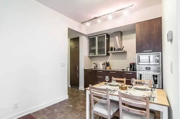 AOC Suites 2 Bedroom Condo, City CN Tower View - Mutfak