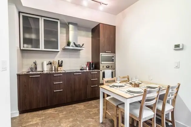 AOC Suites 2 Bedroom Condo, City CN Tower View - Oda Düzeni